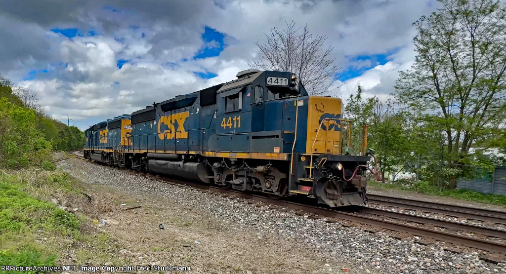 CSX 4411 leads at Arlington St.